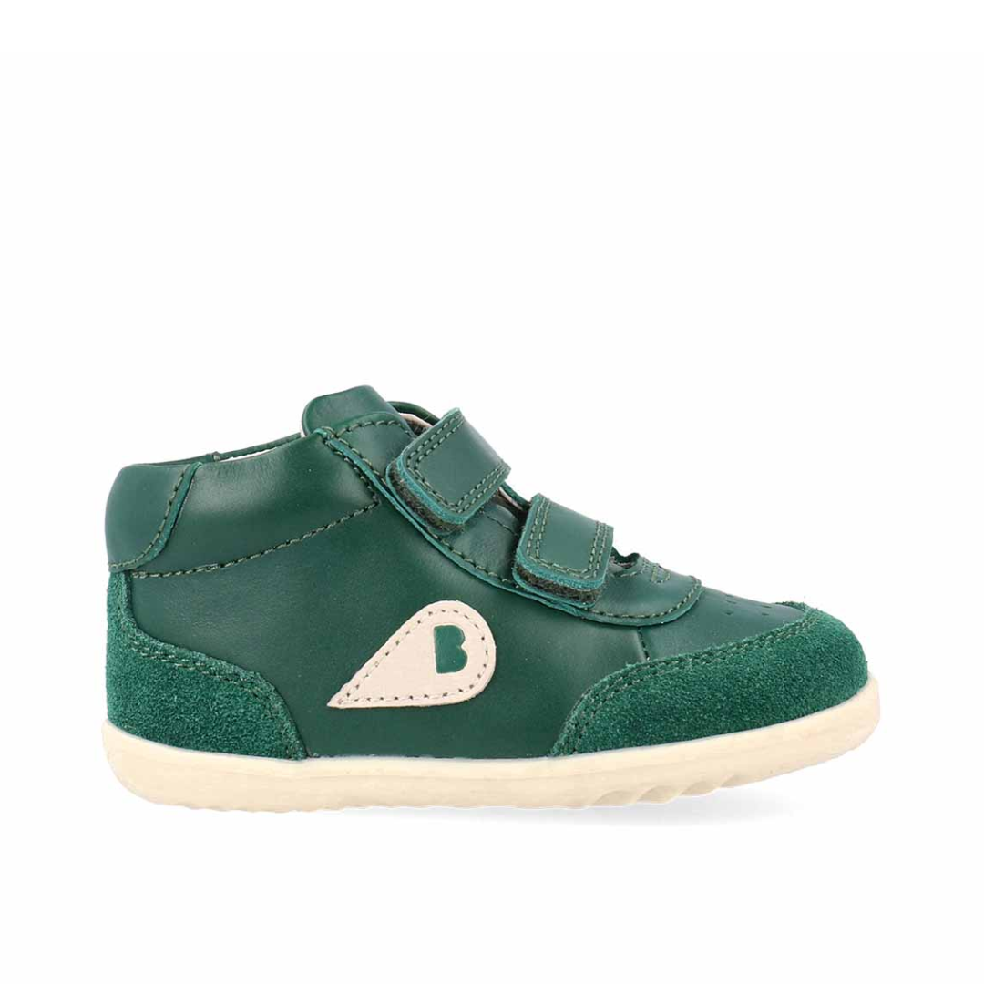 Scarponcini Bobux Step Up Champ High in pelle verde smeraldo con dettagli in suede e accenti bianchi, dotati di doppio velcro e suola flessibile, ideali per i primi passi.