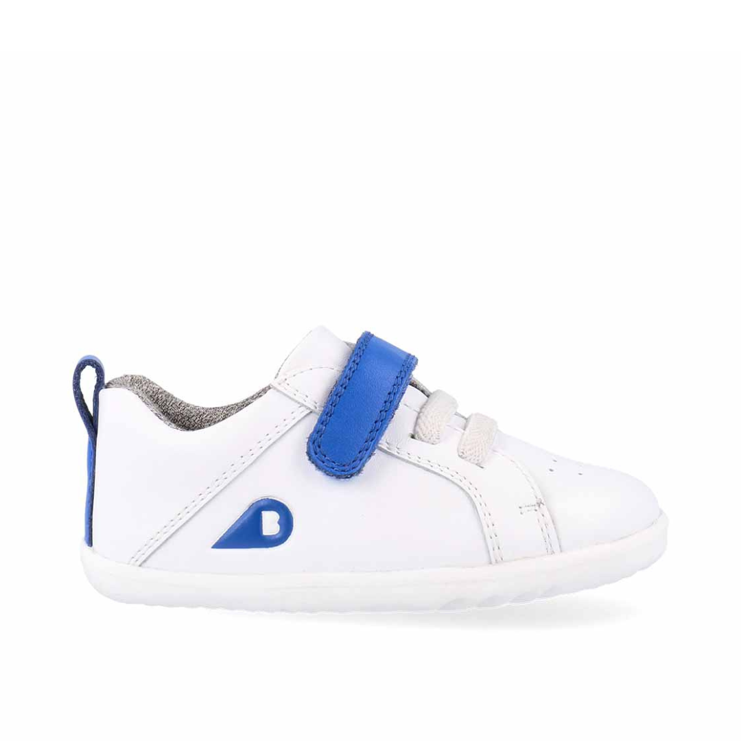 Scarpe Bobux Step Up Pace Optical White + Gentian, con lacci elastici, cinturino in velcro blu e suola flessibile per bambini che iniziano a camminare