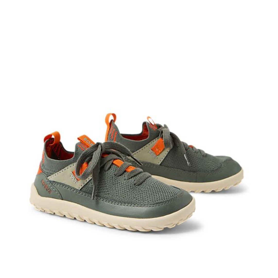 Particolare tessuto knit traspirante e inserti in pelle premium scarpe Bobux Meta