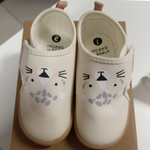 Bobux I-Walk Indoor Nook Leopard White Swan, dettaglio interno con suola INDOOR e musetto di gatto sulla tomaia