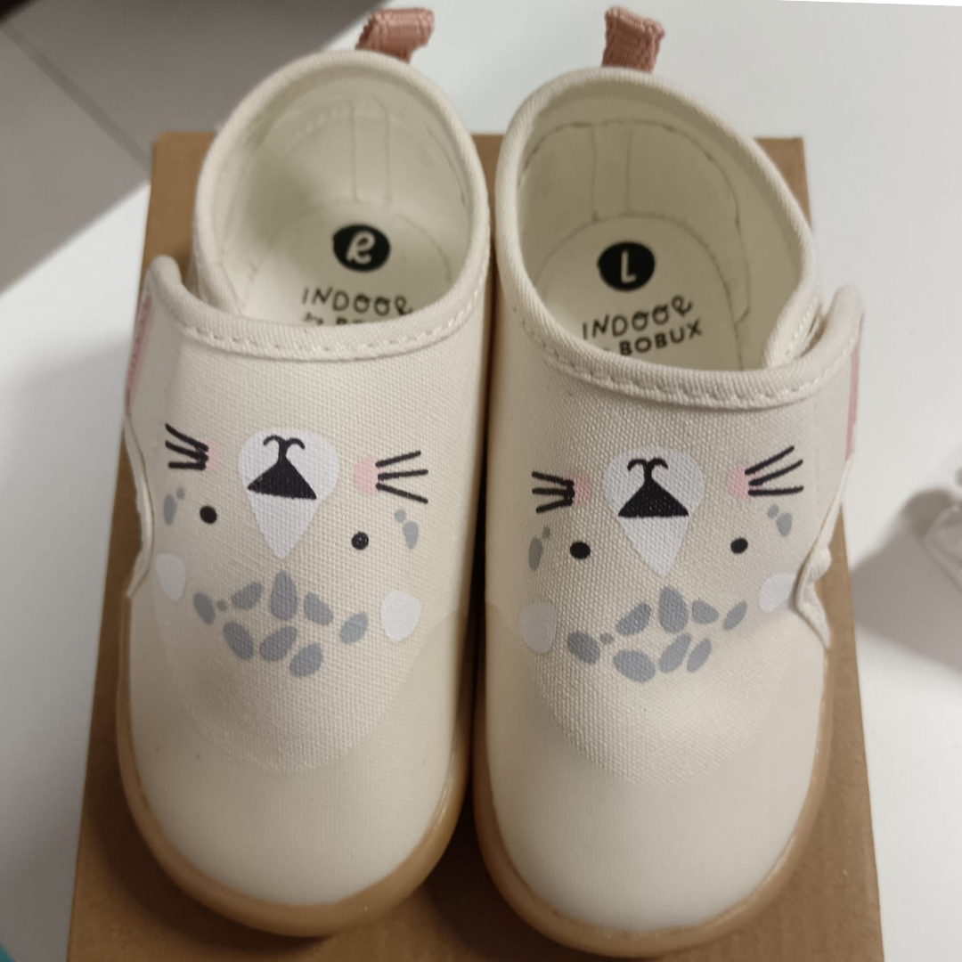Bobux I-Walk Indoor Nook Leopard White Swan, dettaglio interno con suola INDOOR e musetto di gatto sulla tomaia
