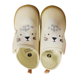 Bobux I-Walk Indoor Nook Leopard White Swan, vista frontale con musetto felino e macchie leopardate sulla tomaia