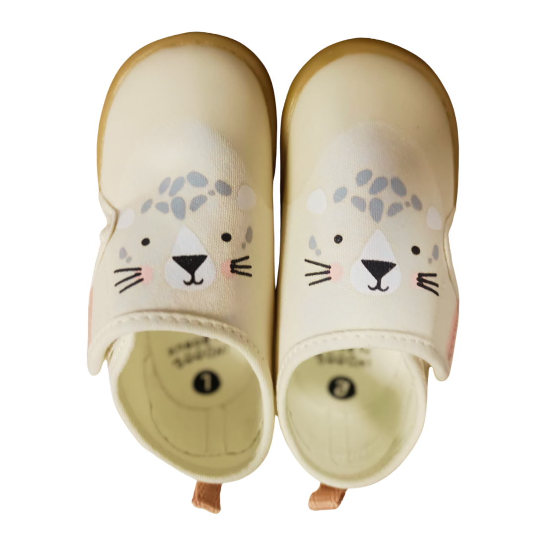 Bobux I-Walk Indoor Nook Leopard White Swan, vista frontale con musetto felino e macchie leopardate sulla tomaia