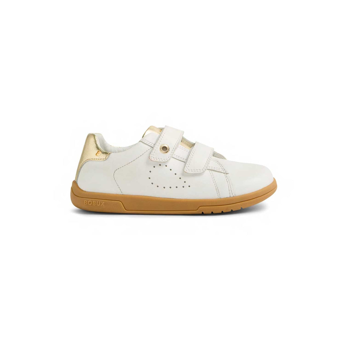 Sneaker Bobux Kid+ Maverick White Gold in pelle bianca con tallone dorato, doppio strap a velcro e suola flessibile color miele, vista laterale