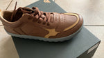 Bobux Next Gen Neox Caramel vista laterale con i lacci, pelle color caramello e suola piatta drop 0