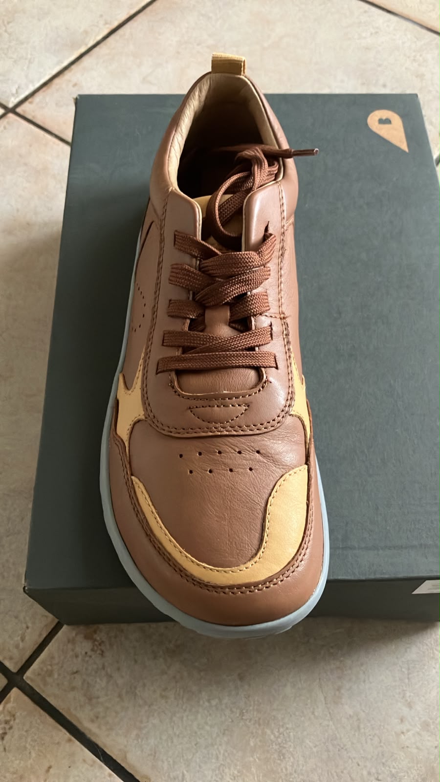 Bobux Next Gen Neox Caramel vista dall'alto: allacciatura con i lacci e punta ampia per ragazzi e donna
