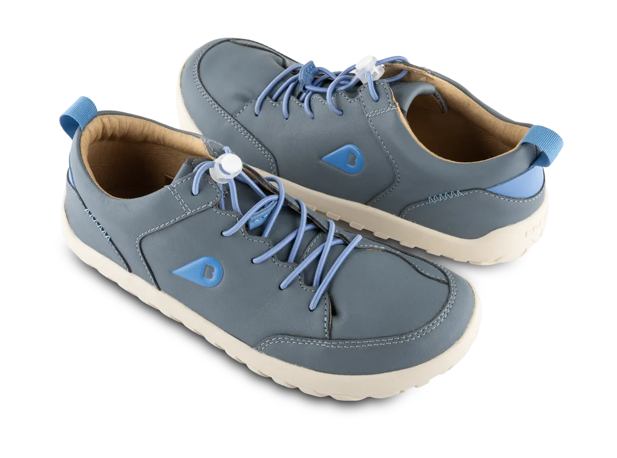Dettaglio lacci elastici con fermacorda della Bobux Tucker Stormy Weather