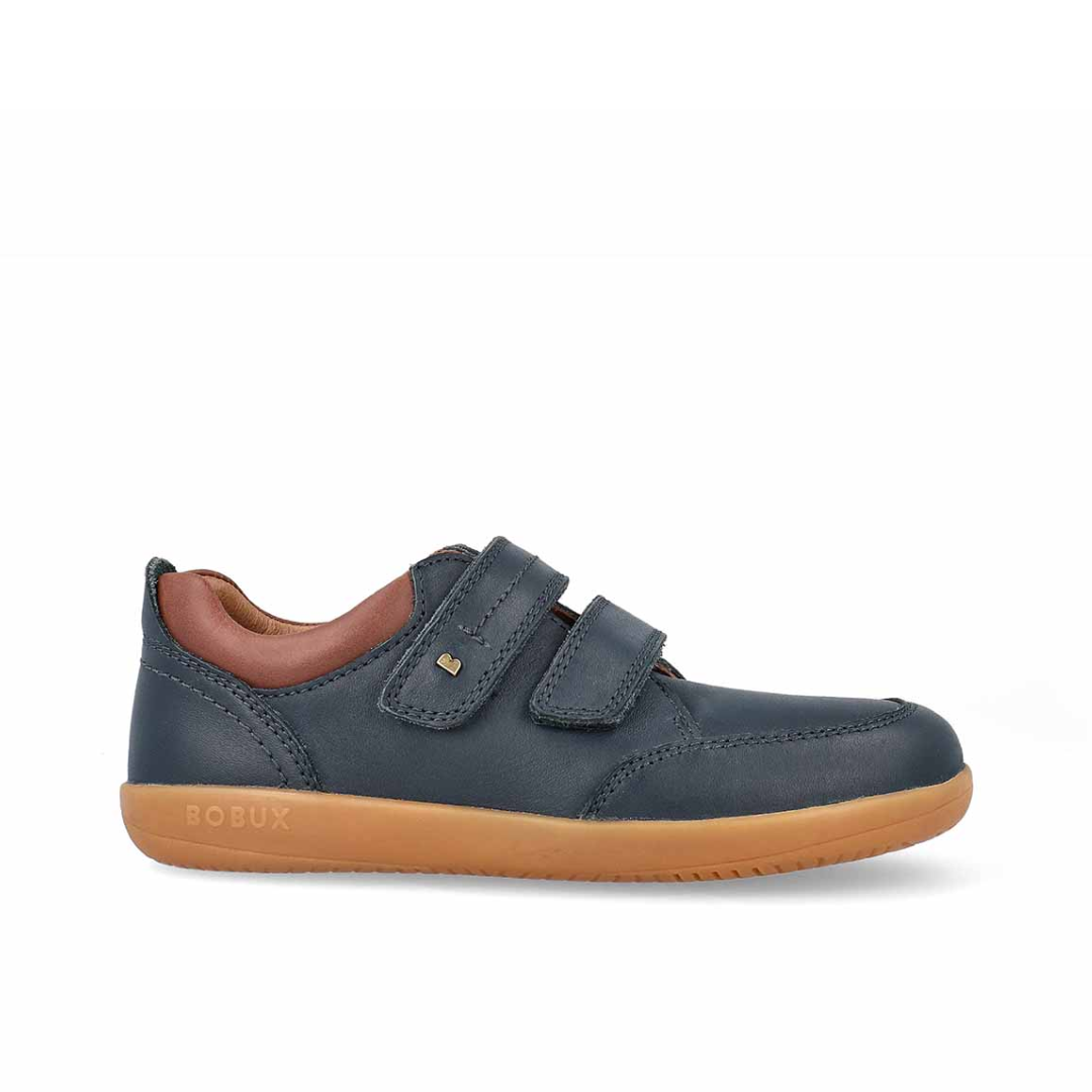 Scarpe Bobux Kid Plus Timber Low Navy per bambini, scarpe in pelle navy con suola flessibile marrone, ideali per lo sviluppo del piede.