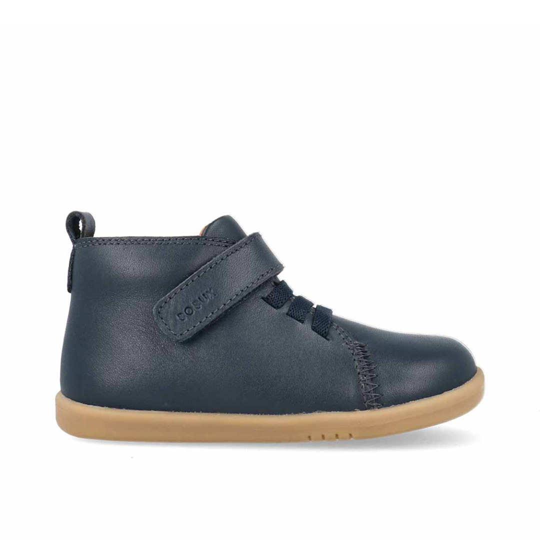 Scarpe Bobux I Walk Voyager Navy con elastici regolabili, ideali per bambini dai 2 ai 4 anni con piedini cicciottelli o collo alto.