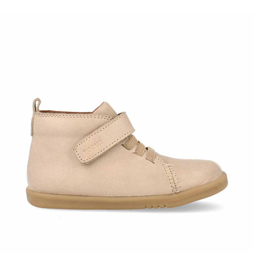 Scarpe Bobux I Walk Voyager oat milk con elastici , ideali per bambini dai 2 ai 4 anni con piedini cicciottelli o collo alto.