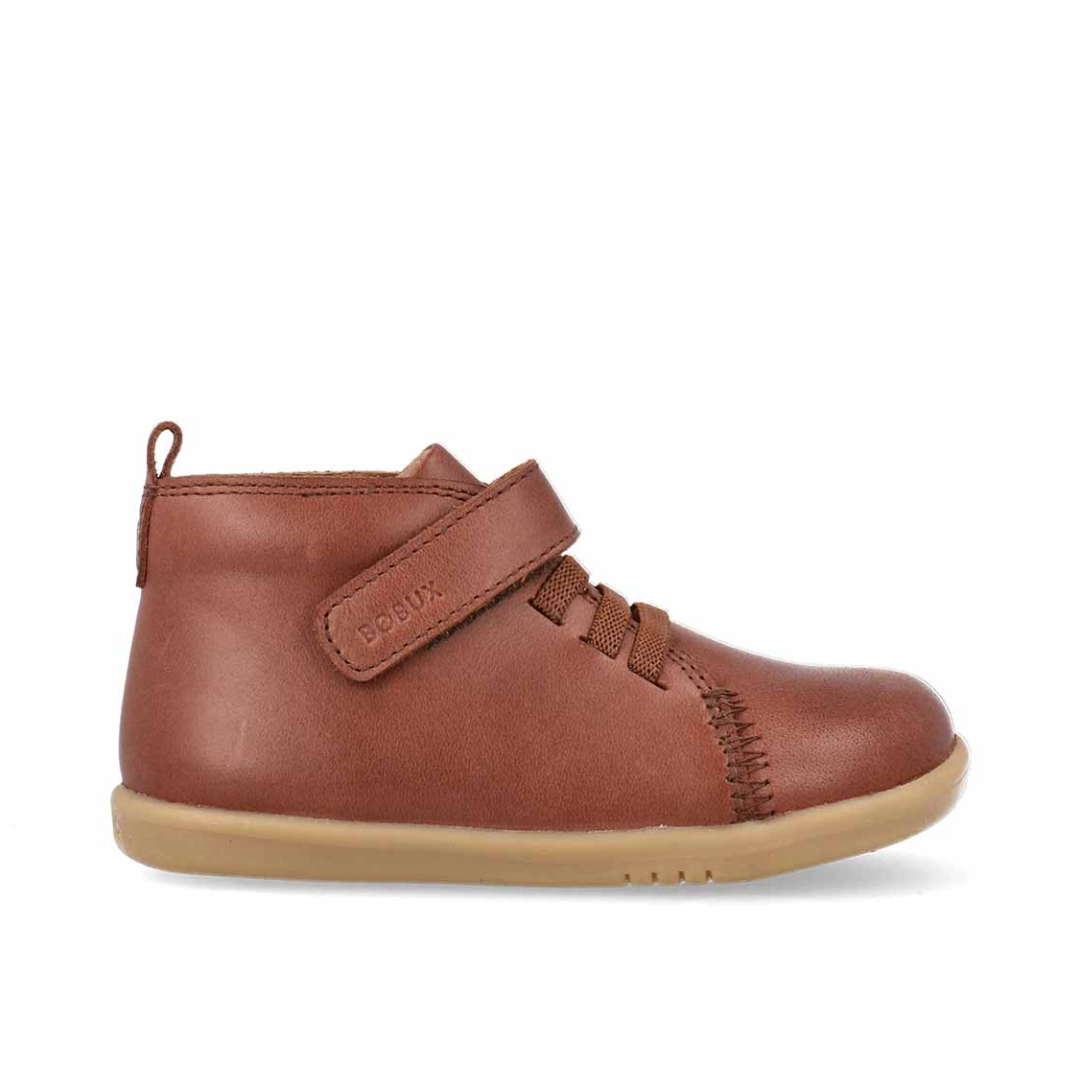 Scarpe Bobux I Walk Voyager Toffee con elastici regolabili, ideali per bambini dai 2 ai 4 anni con piedini cicciottelli o collo alto.