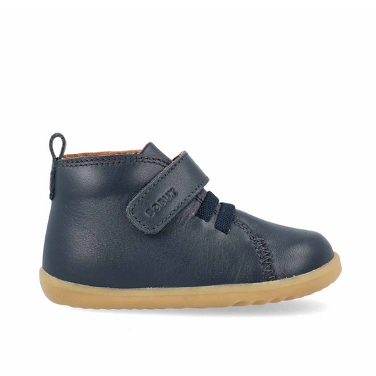 Scarpe Bobux Voyager Navy con lacci elastici e chiusura a strappo, adatte a bimbo e bimba nei primi passi. Suola flessibile e materiali atossici.