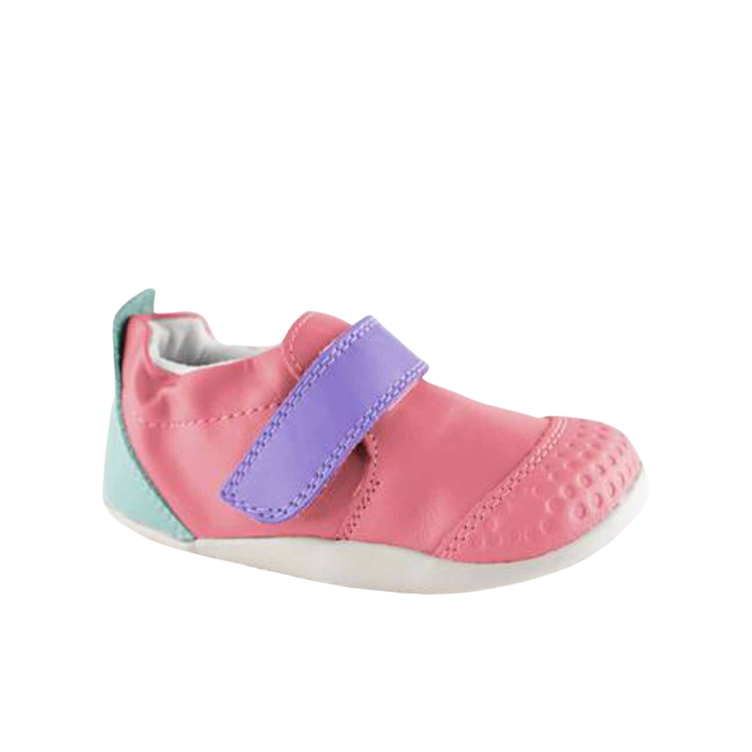 Scarpe Bobux Xplorer Go Ocean Coral + Mauve vista laterale destra con cinturino viola.