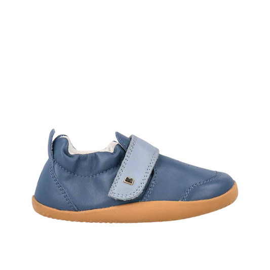 Scarpe Bobux Xplorer Ripple Cobalt + Jeans laterale con suola in gomma.