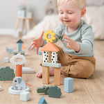 Bambino che gioca con il Done By Deer - Set Costruzioni di Legno Deer Friends, costruendo torri con blocchi di legno colorati pastello.