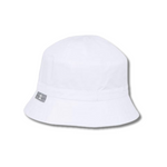 Vista laterale del cappello estivo Sterntaler con design minimalista e logo visibile.