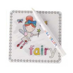 Scheda da colorare con penna ad acqua Floss & Rock – fata colorata con scritta “fairy” e decorazioni a stelline

