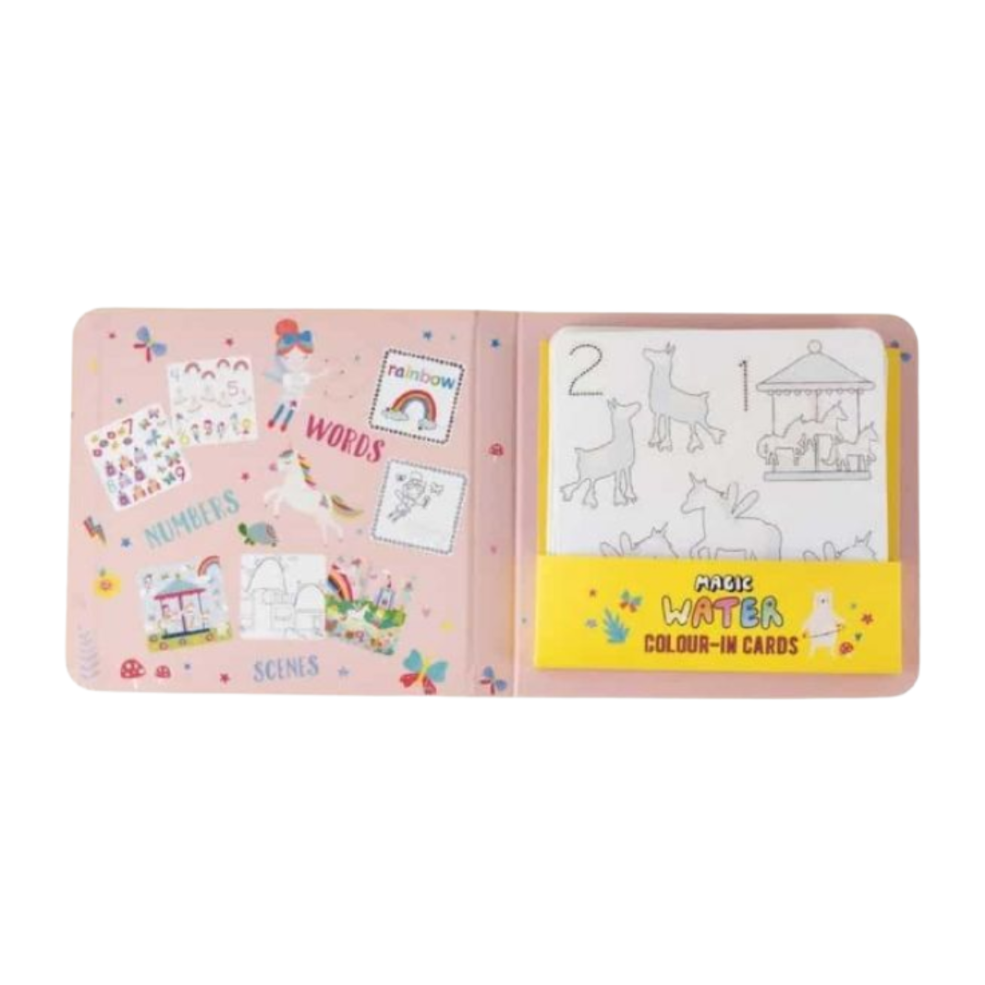 Interno del set Magic Water Colour-In Cards Floss & Rock – tema unicorni e arcobaleni con schede educative numeri e parole