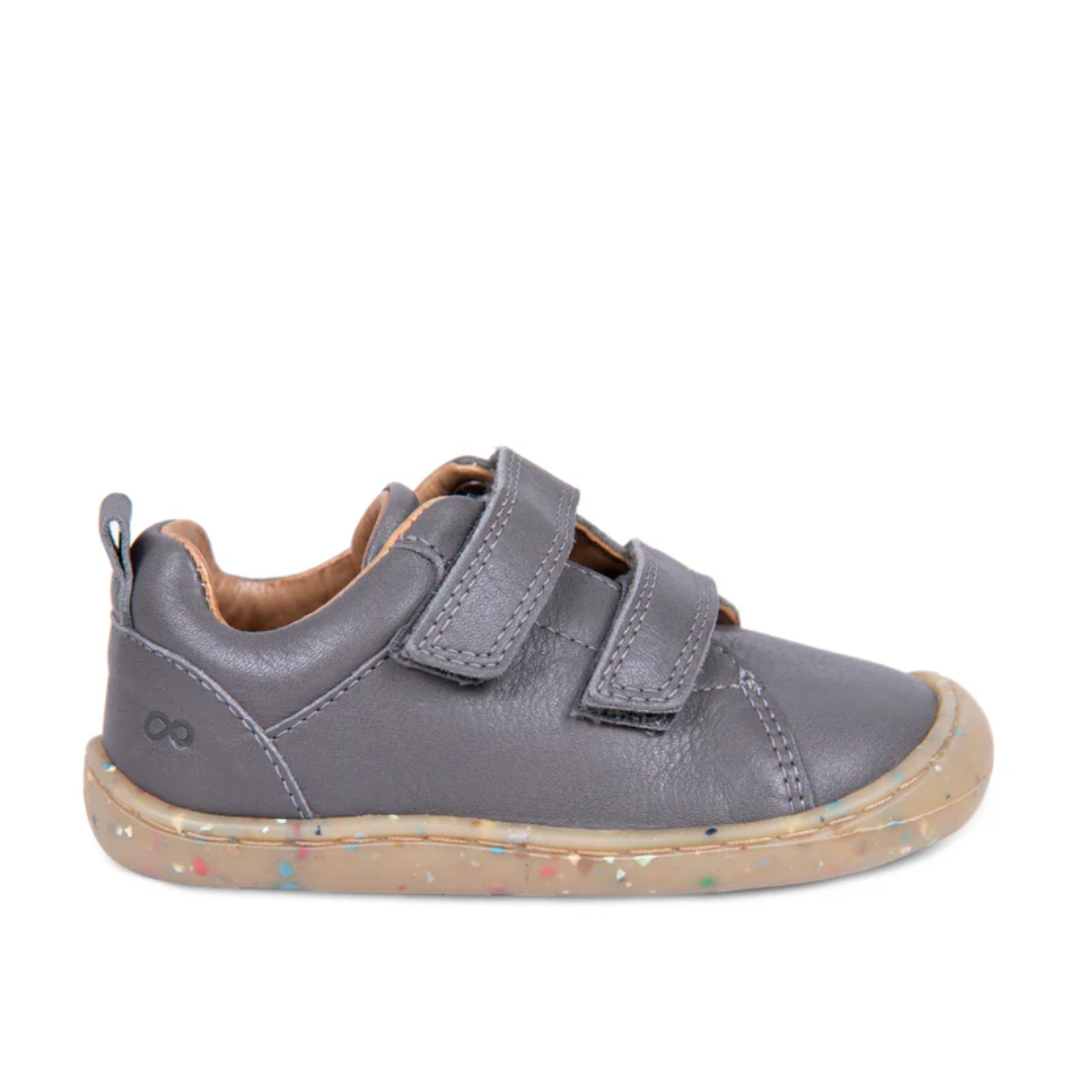 Scarpe Barefoot Atlas grigie, viste lateralmente, con tomaia resistente, doppio strappo e suola flessibile con dettagli colorati