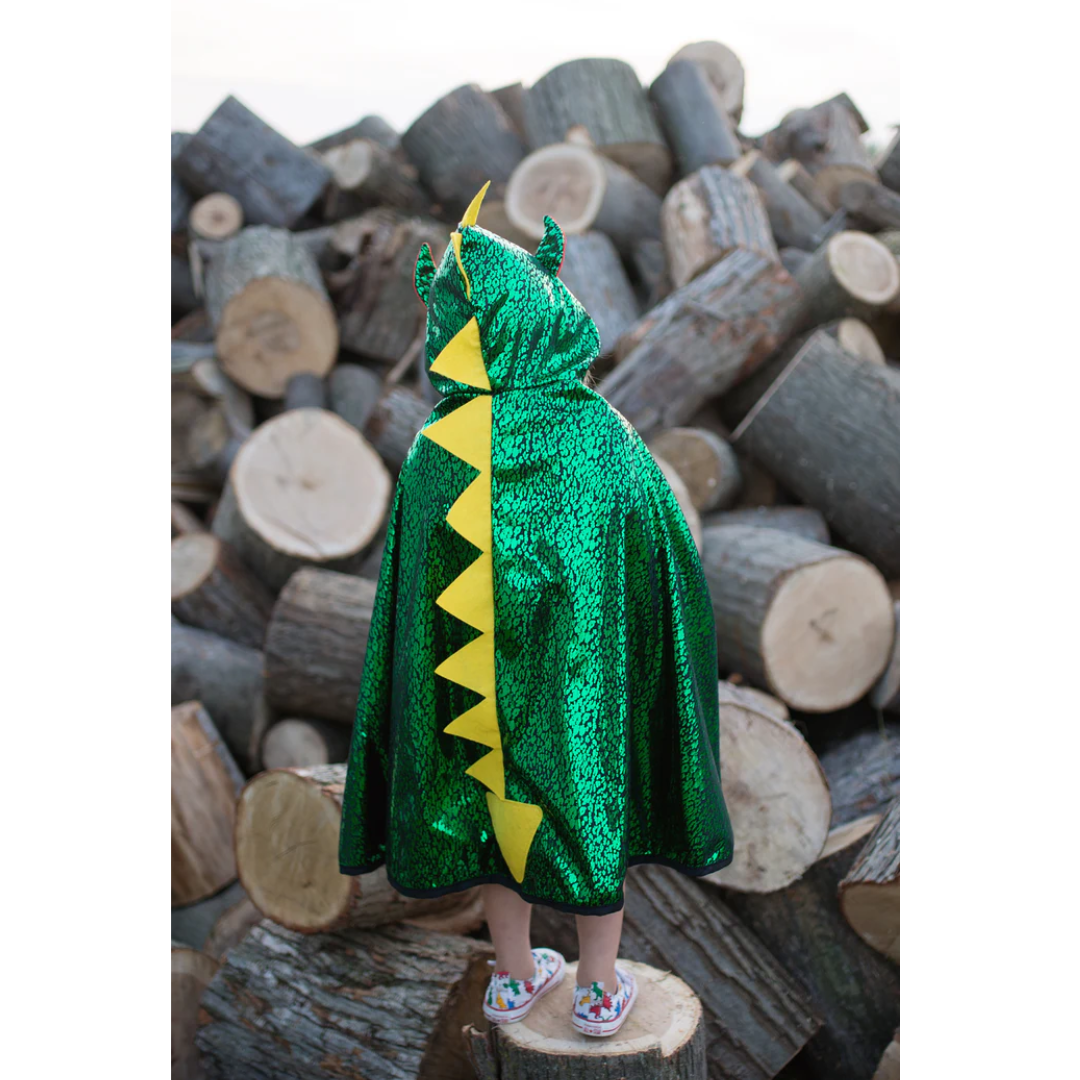 Bambino con Costume 2 in 1 Drago Cavaliere - lato drago verde con cappuccio, corna rosse, dettagli lucenti.