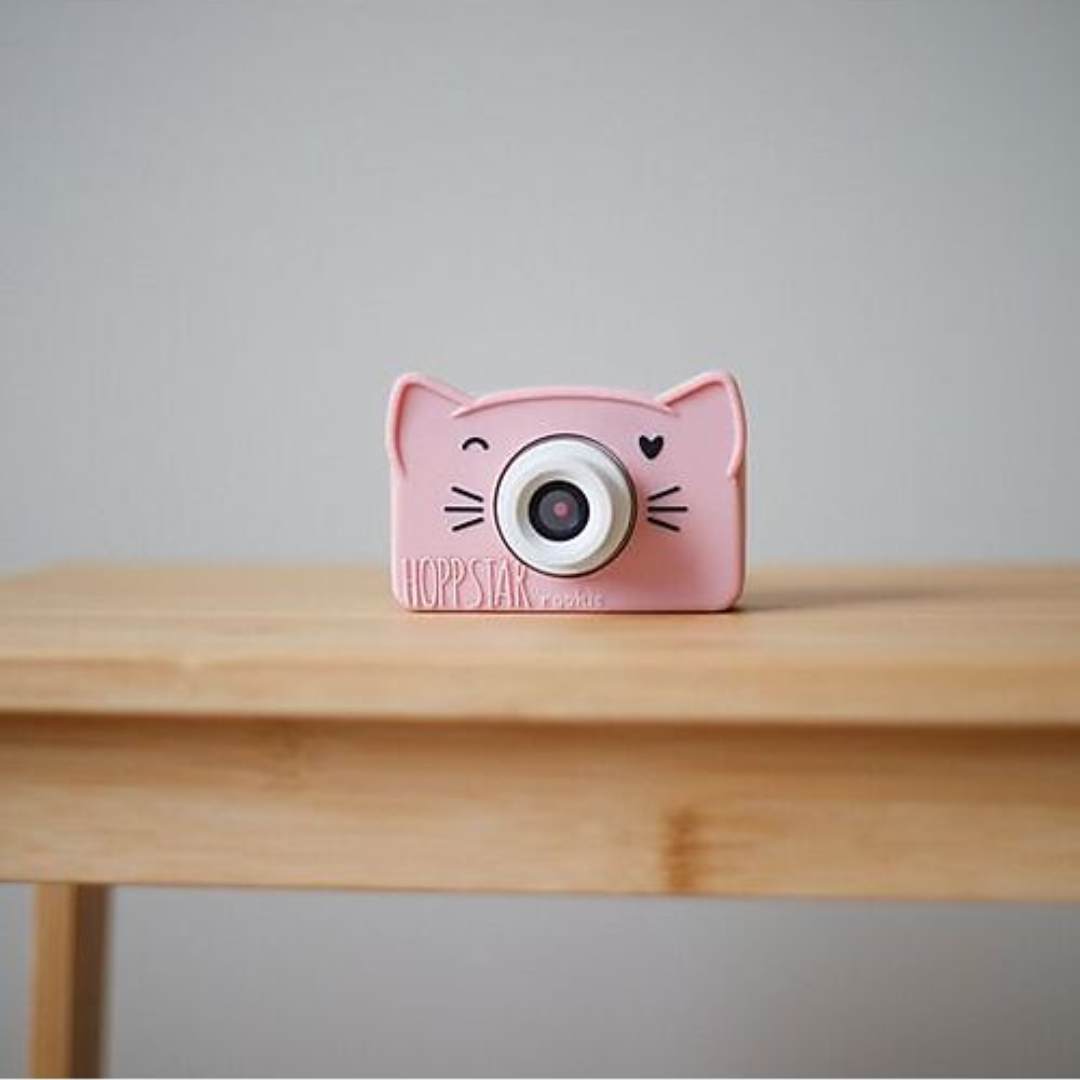 Vista frontale della Hoppstar macchina fotografica Rookie Rosa con design ergonomico in silicone e lente da 30 MP.