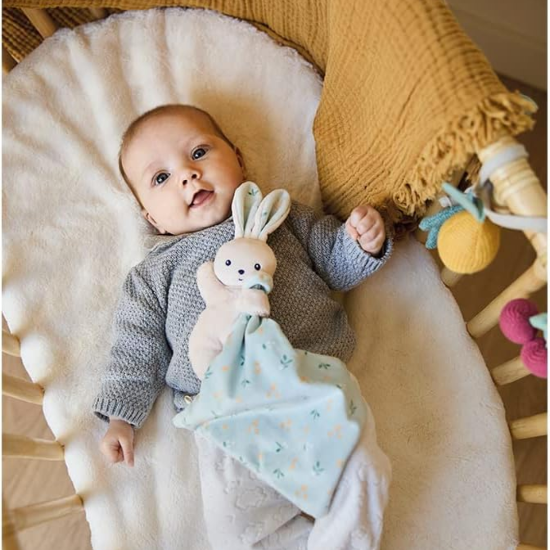 Neonato con Doudou Kaloo Lapin Bouquet, simbolo di comfort e serenità, perfetto come regalo neonato originale.