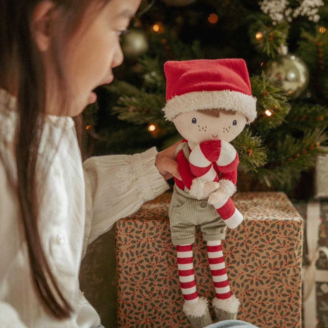 Elfo Jim Little Dutch appoggiato sul pacco regalo vicino all'albero di Natale