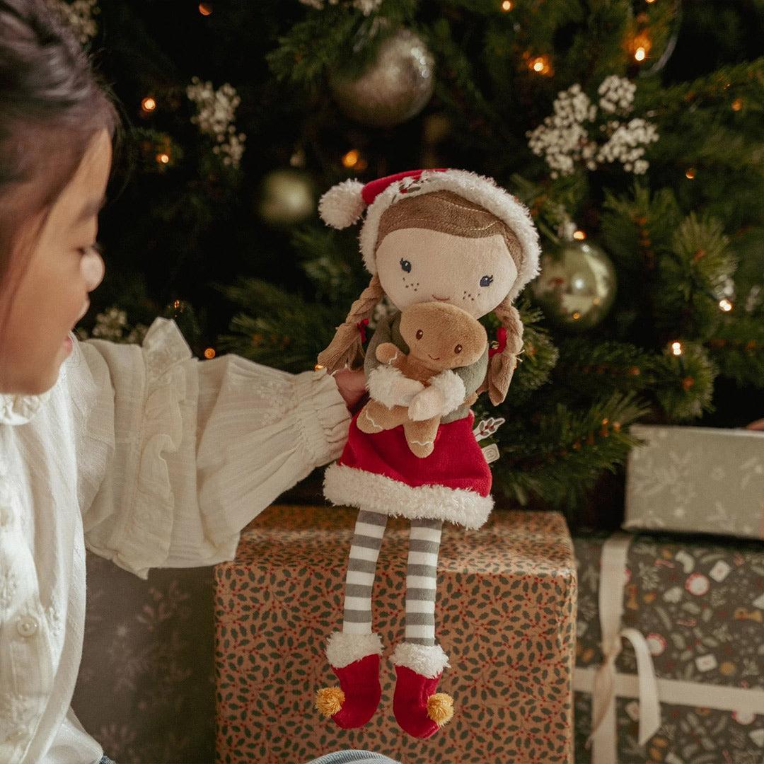 Elfa Rosa Little Dutch vicino all'albero di Natale, regalo morbido per bambini