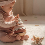 Bambina che gioca con il gioco in legno little dutch fairy garden