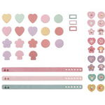 Dettaglio di tutti gli elementi del set perline per braccialetti di Little Dutch: charms floreali e cinturini in silicone regolabili.