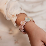 Bambina che indossa un braccialetto creato con il kit braccialetti bambina Fairy Garden di Little Dutch, con charms colorati a tema bosco incantato.