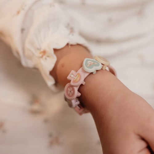 Bambina che indossa un braccialetto creato con il kit braccialetti bambina Fairy Garden di Little Dutch, con charms colorati a tema bosco incantato.