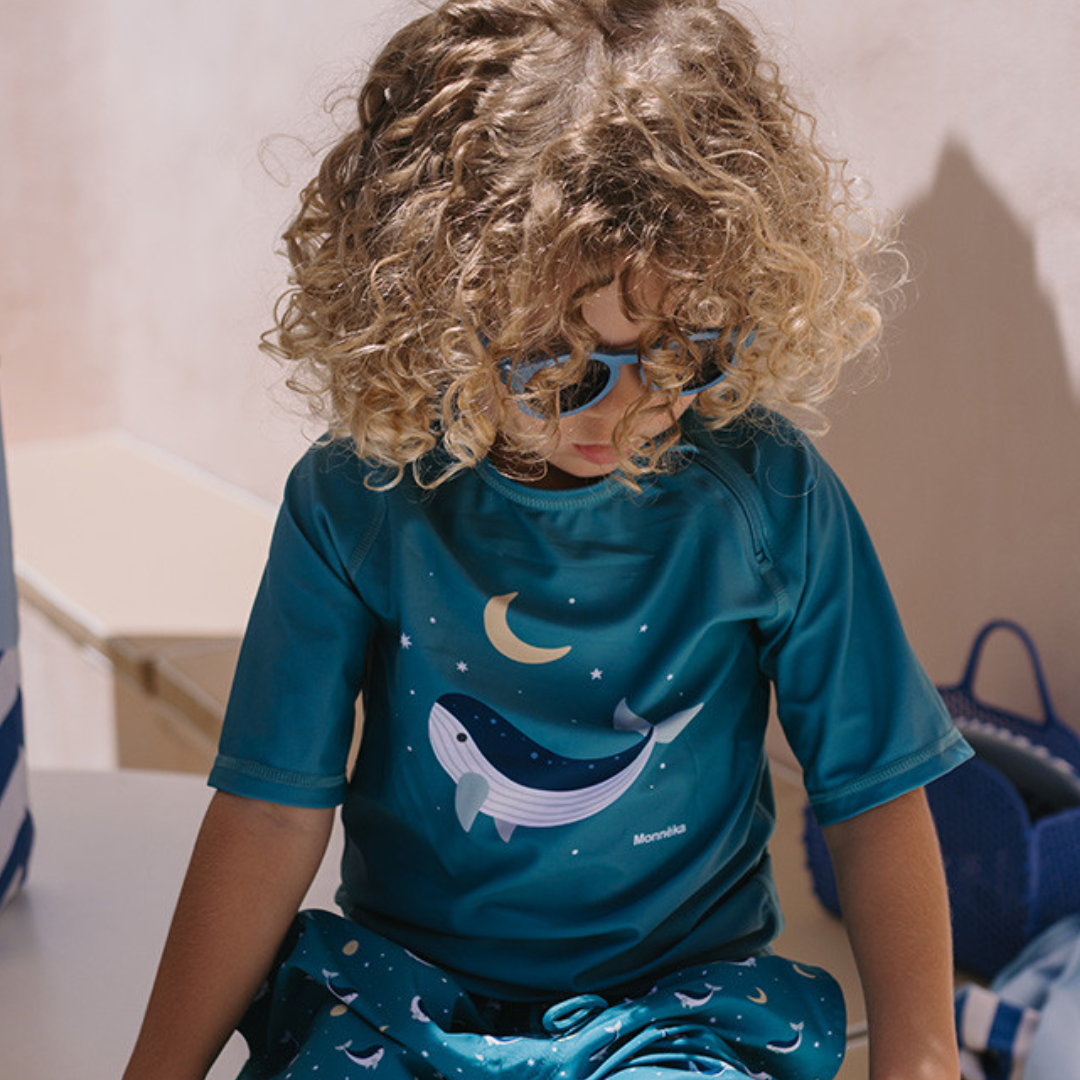 Rash guard mare Monnëka Whale Teal con cuciture piatte e zip al collo
