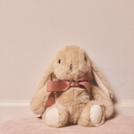 Peluche coniglio neonato Monnëka con fiocco rosa