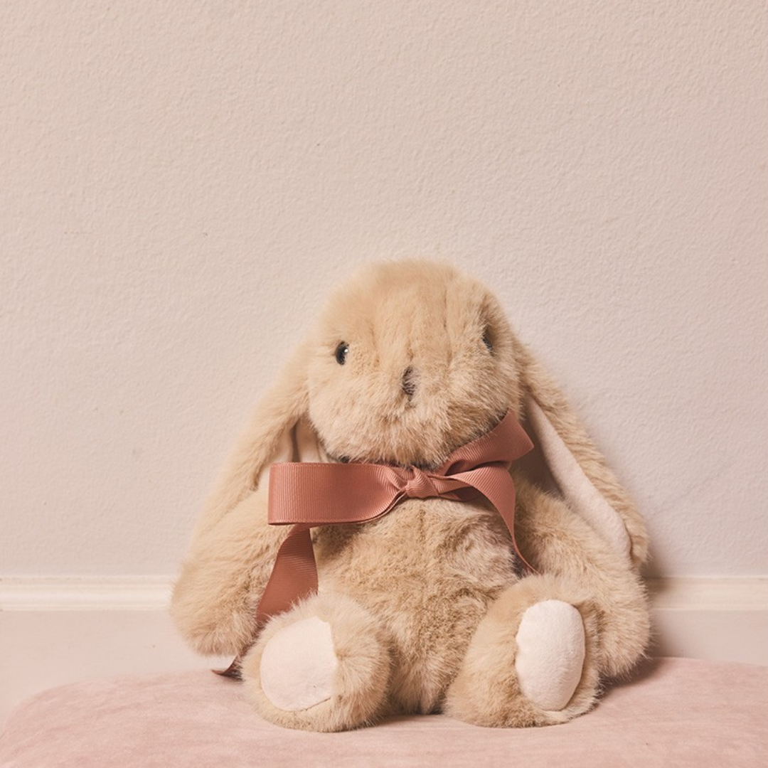 Peluche coniglio neonato Monnëka con fiocco rosa