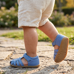 Bambino con sandali Bobux Step Up Harbor Coronet Blue primi passi all’aperto