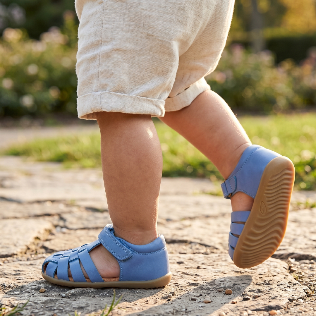 Bambino con sandali Bobux Step Up Harbor Coronet Blue primi passi all’aperto
