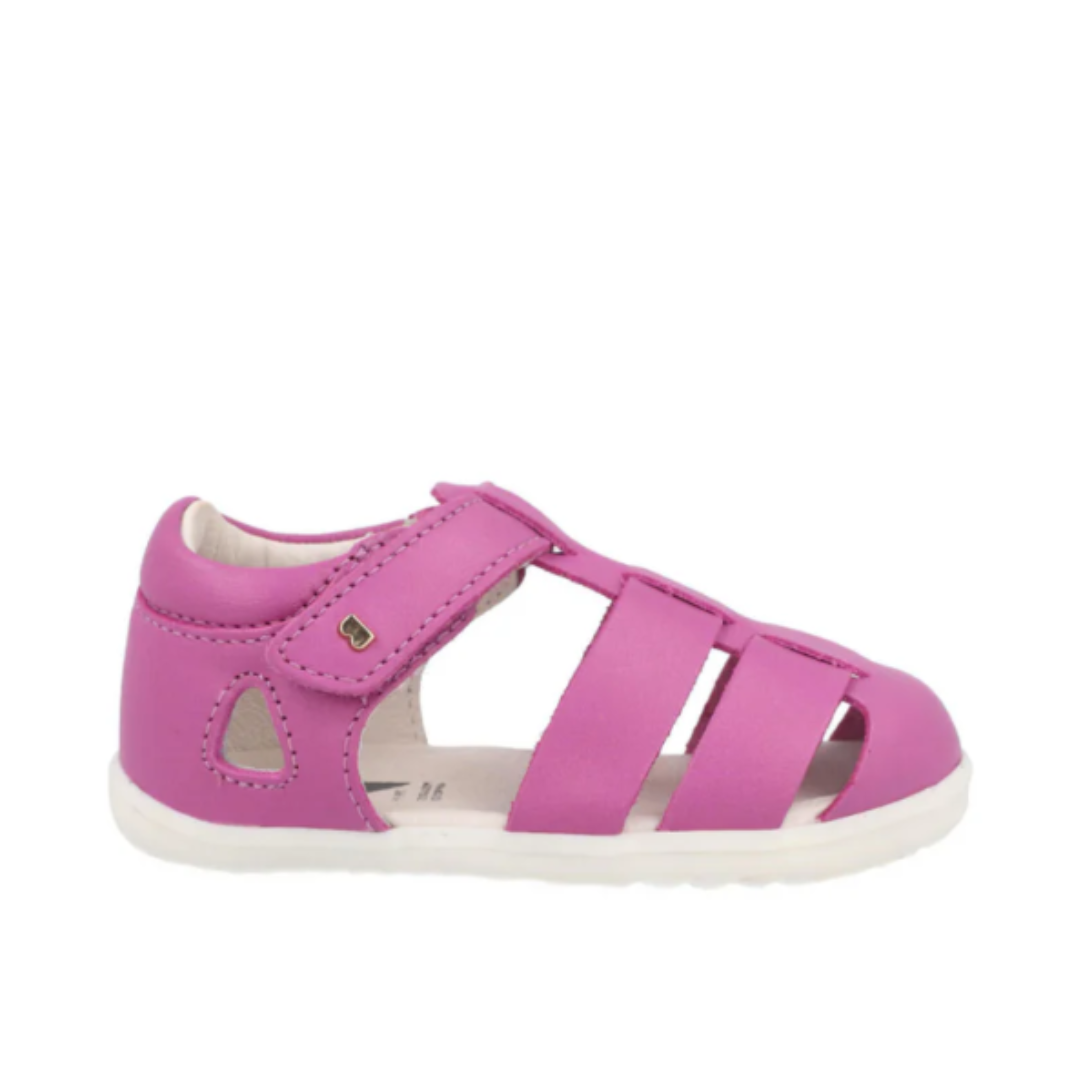 Sandali primi passi Bobux Step-Up Tidal color Orchid con chiusura a strappo, tomaia traforata e suola bianca leggera.