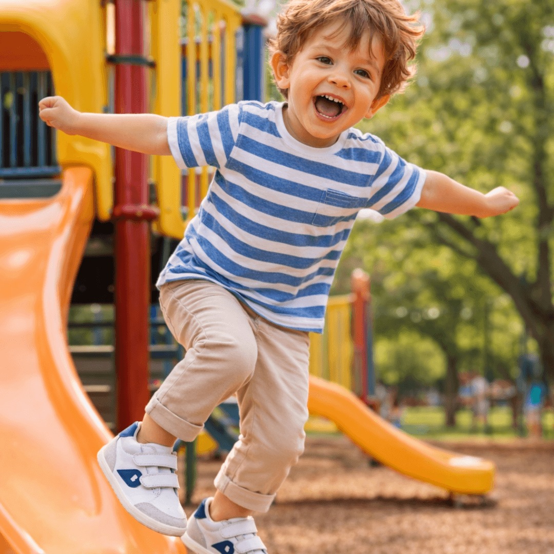 bambino gioca con scarpe bobux champ gentian blue