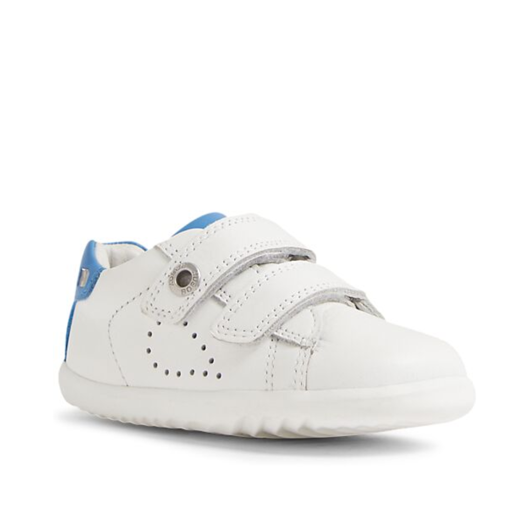 Sneakers Bobux Maverick con chiusura a doppio velcro.