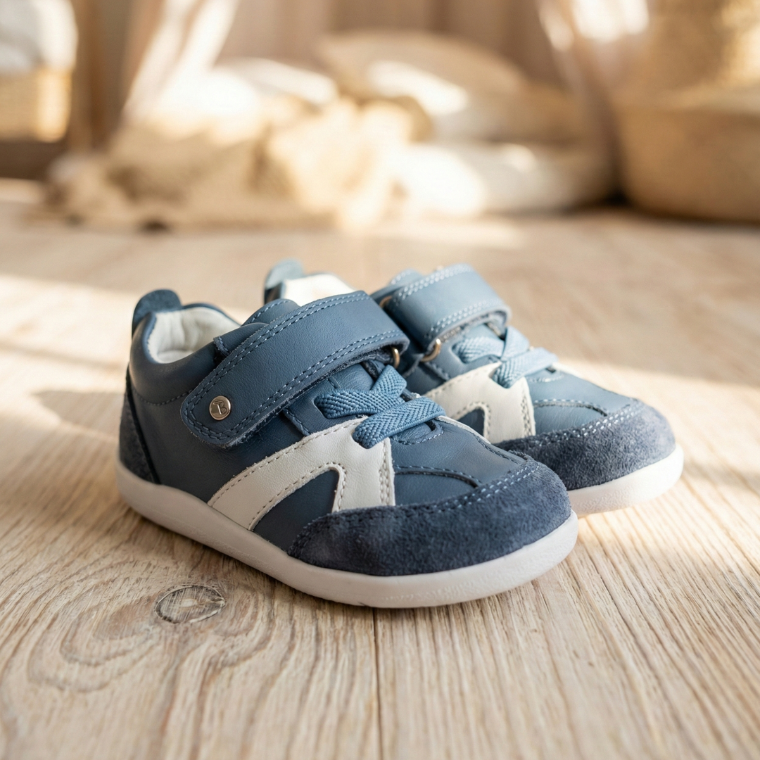 Primo piano delle migliori scarpe primi passi Bobux Xplorer Chase Vintage Indigo. Scarpe morbide in pelle blu con chiusura a strappo e lacci elastici, progettate per garantire massima flessibilità e una calzata naturale durante il gattonamento