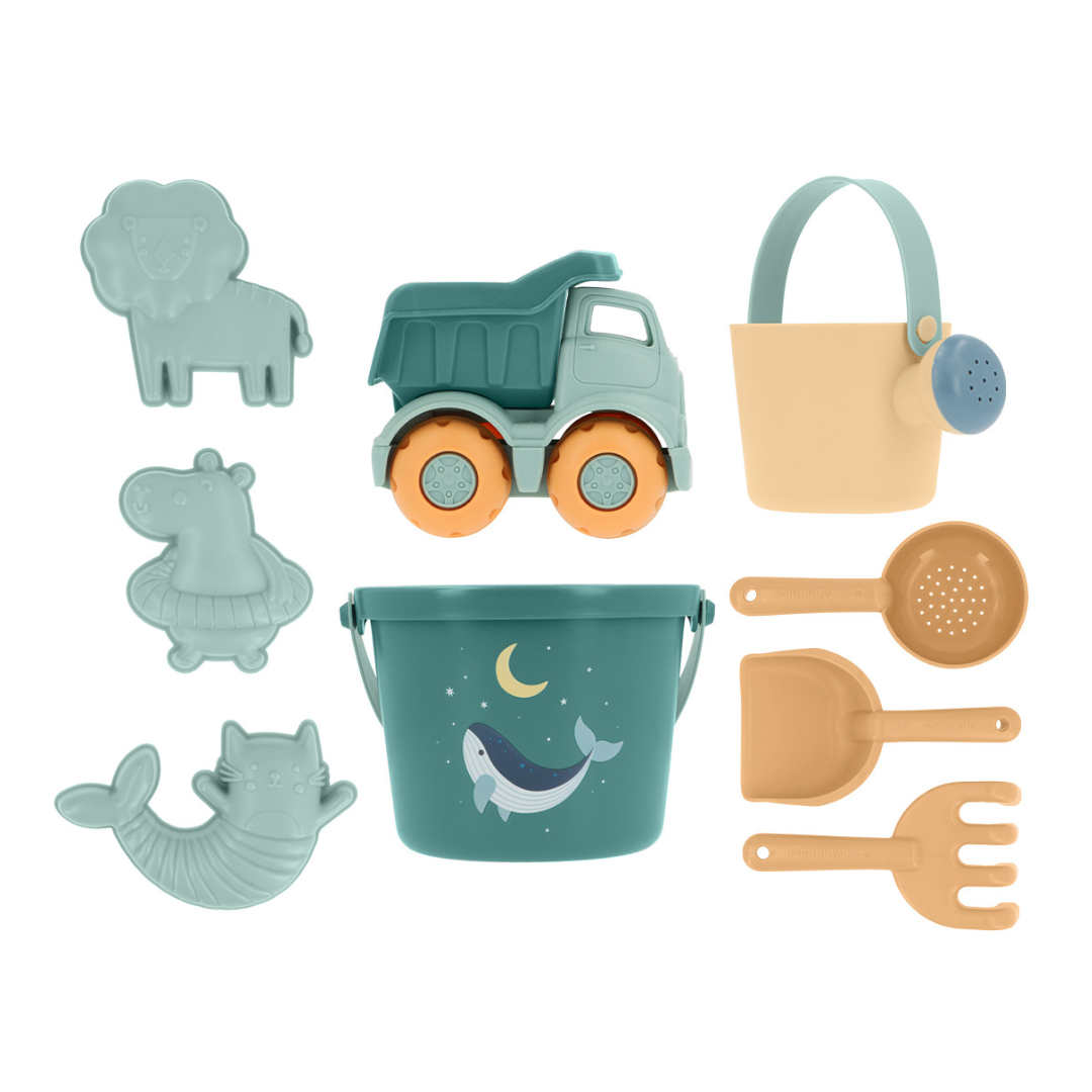 Set giochi spiaggia Monnëka Whale Teal con secchiello, paletta, rastrello, innaffiatoio, camioncino e formine