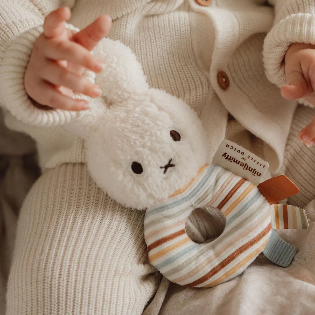 Dettaglio del sonaglio ad anello Little Dutch in tessuto panna a righe per neonato