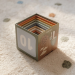 Cubi educativi Little Dutch inseriti uno dentro l'altro per insegnare le dimensioni e il concetto di contenitore