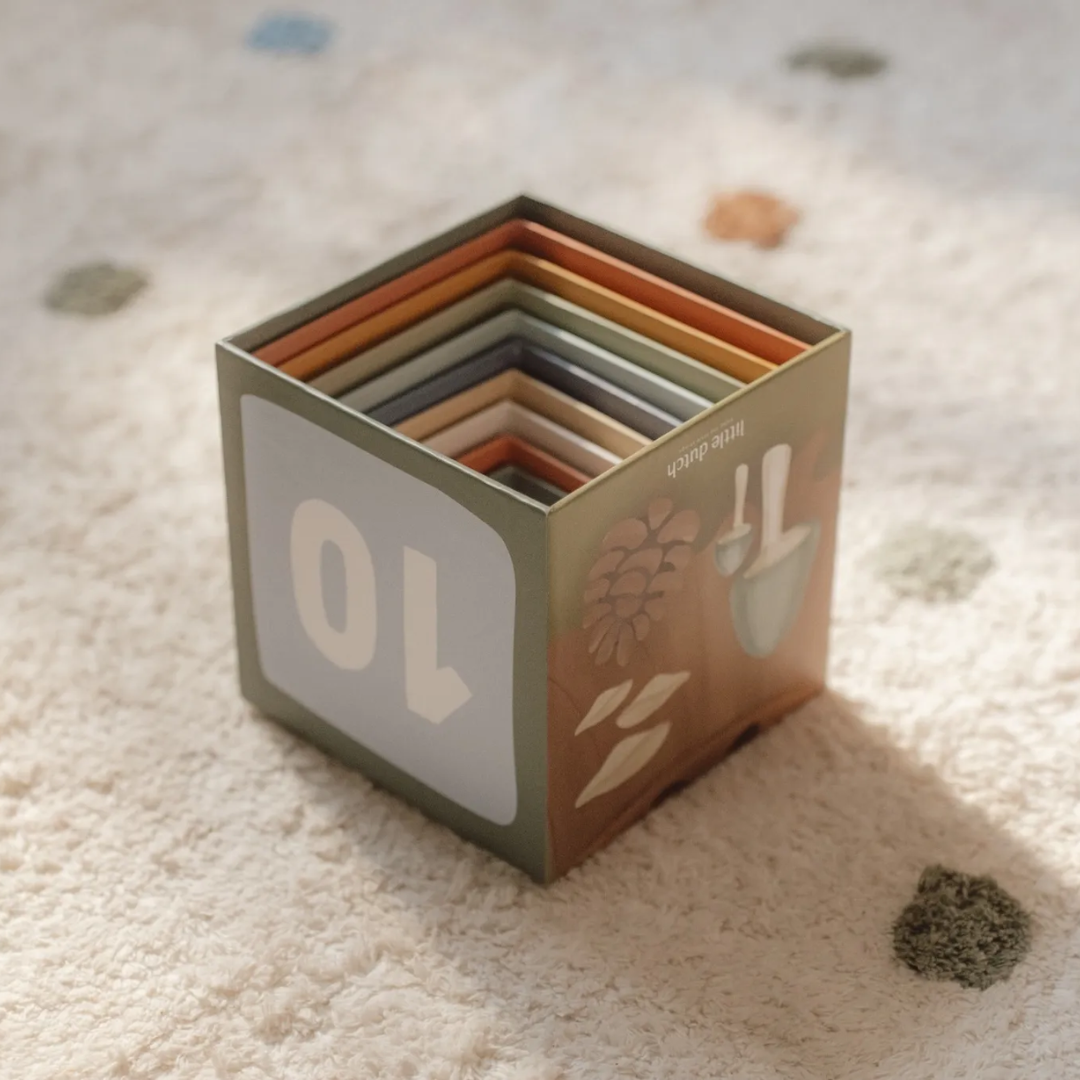 Cubi educativi Little Dutch inseriti uno dentro l'altro per insegnare le dimensioni e il concetto di contenitore