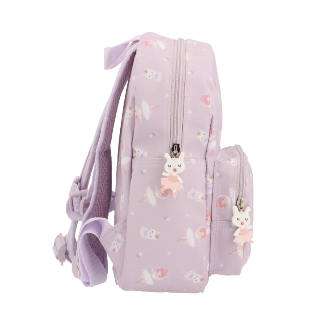 Vista laterale di zainetto asilo bimba lilla con tasca a rete e stampe di ballerine - zaino asilo pratico per bambine con tasche capienti