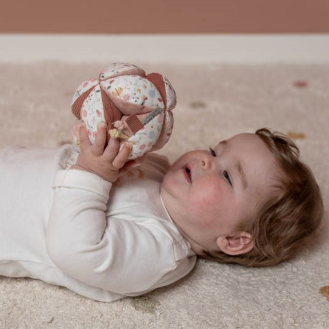 Giochi sensoriali fai da te: palla morbida con sonaglio – Spazio Battibaleno